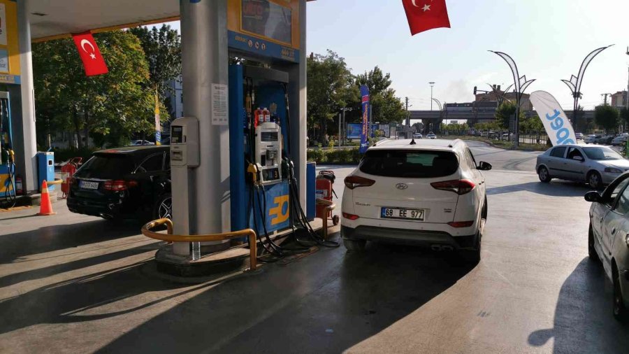 Benzin Dolumu Esnasında Çakmak Çaktı, Alevlerin İçinde Kaldı