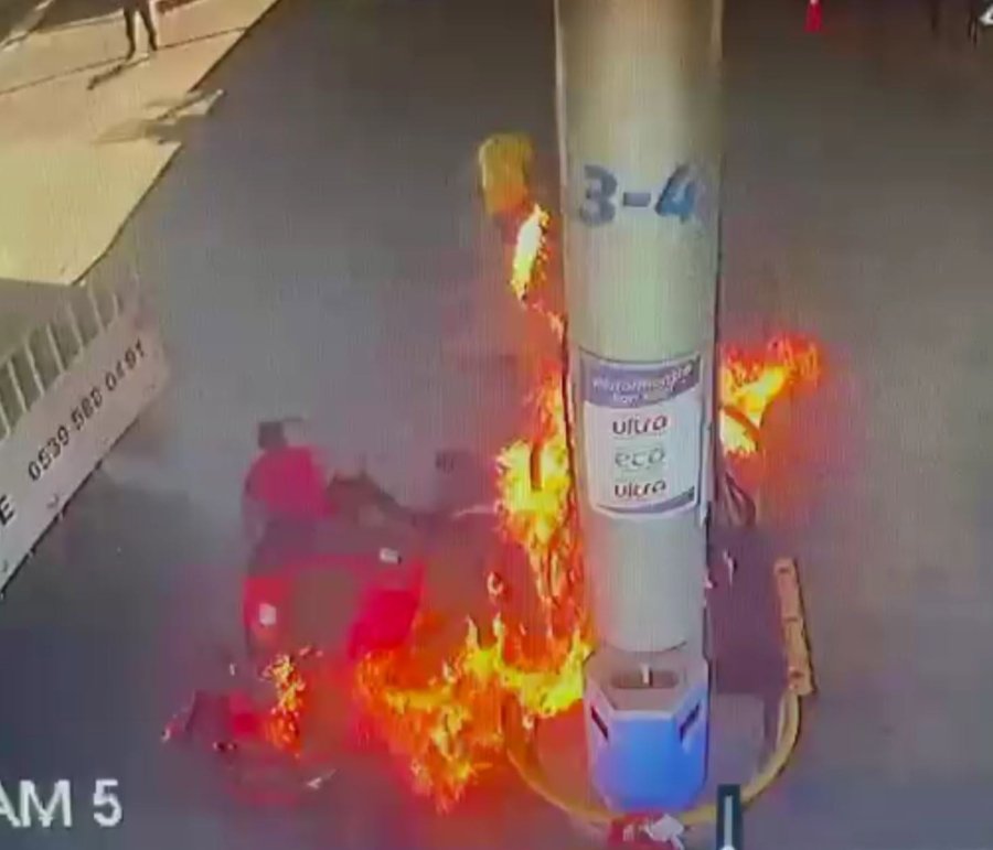 Benzin Dolumu Esnasında Çakmak Çaktı, Alevlerin İçinde Kaldı