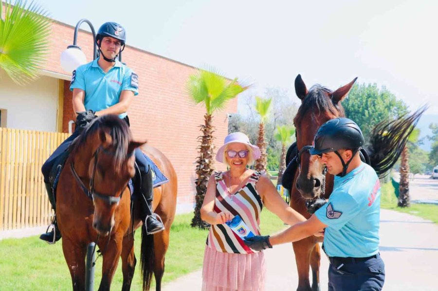 Atlı Jandarma Timi Kemer’de Turistlerle Buluştu
