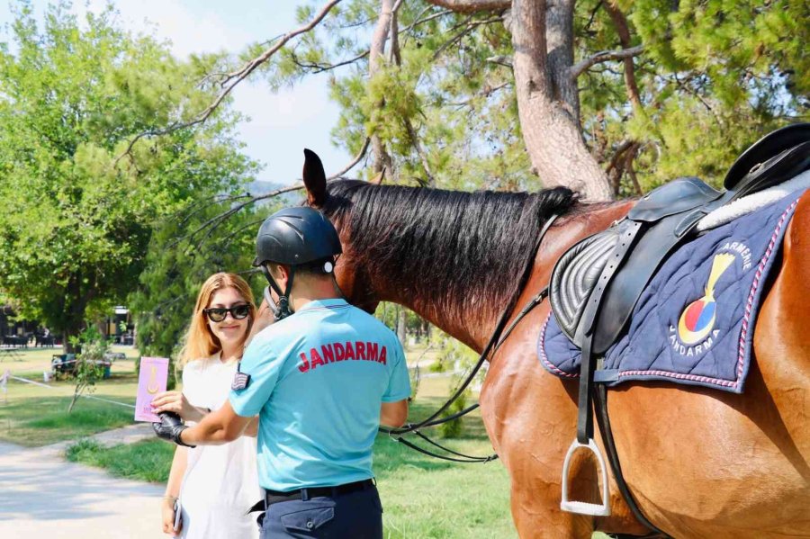 Atlı Jandarma Timi Kemer’de Turistlerle Buluştu