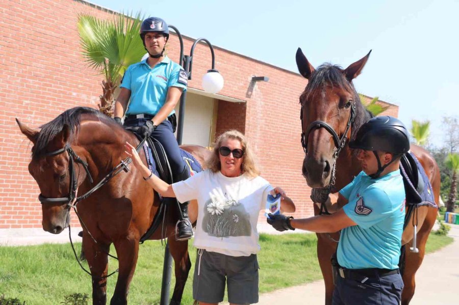Atlı Jandarma Timi Kemer’de Turistlerle Buluştu