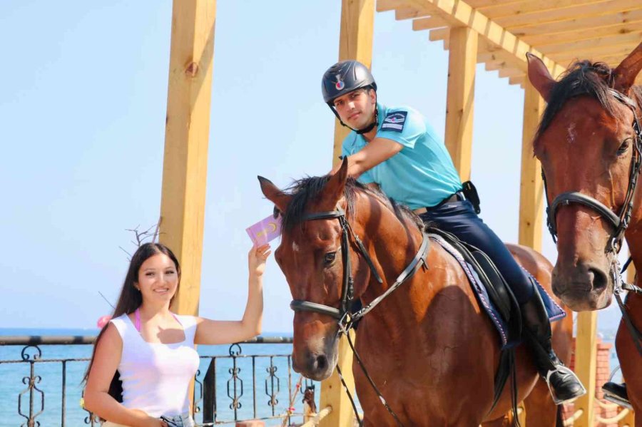 Atlı Jandarma Timi Kemer’de Turistlerle Buluştu