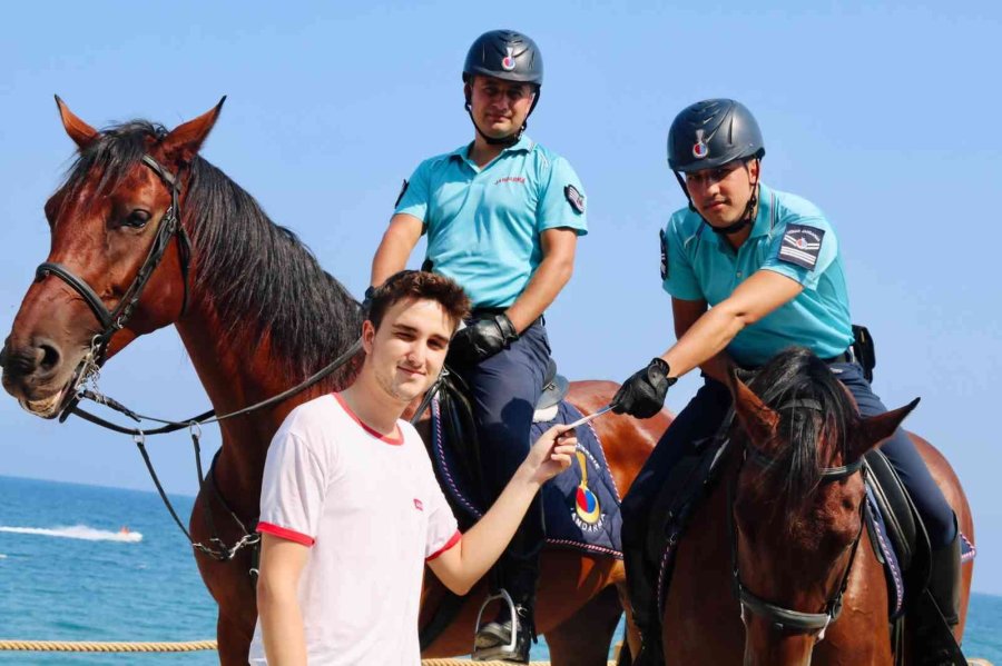 Atlı Jandarma Timi Kemer’de Turistlerle Buluştu