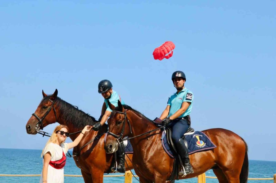 Atlı Jandarma Timi Kemer’de Turistlerle Buluştu