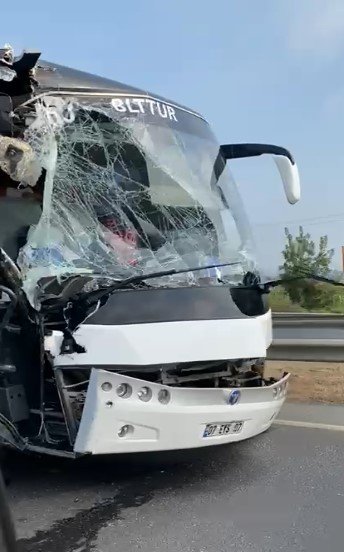 Antalya’da Kamyon İle Tur Otobüsü Çarpıştı: 1 Ölü, 6 Yaralı
