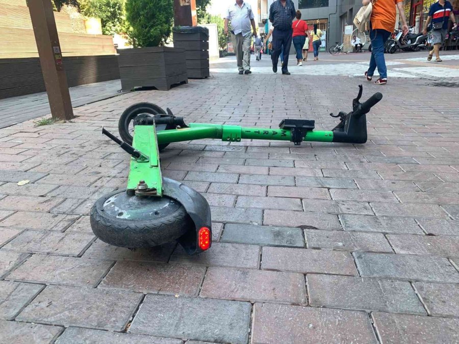 Kaldırıma Düzensiz Şekilde Park Edilen Scooterlar Yaya Geçişini Engelliyor
