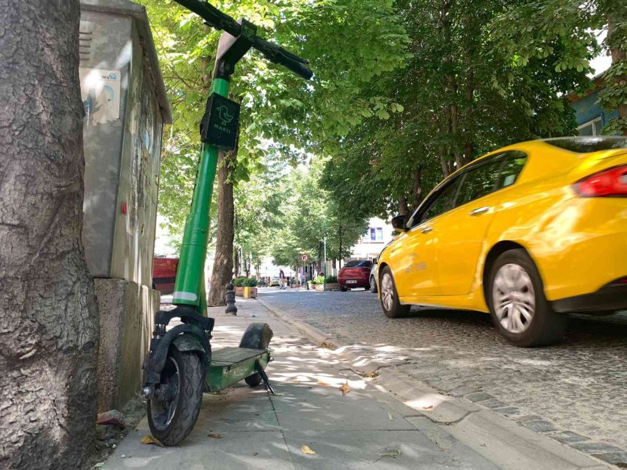 Kaldırıma Düzensiz Şekilde Park Edilen Scooterlar Yaya Geçişini Engelliyor
