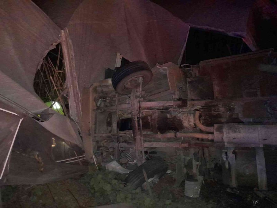 Kabinde Sıkışan Kamyon Sürücüsü İçin Seferber Oldular