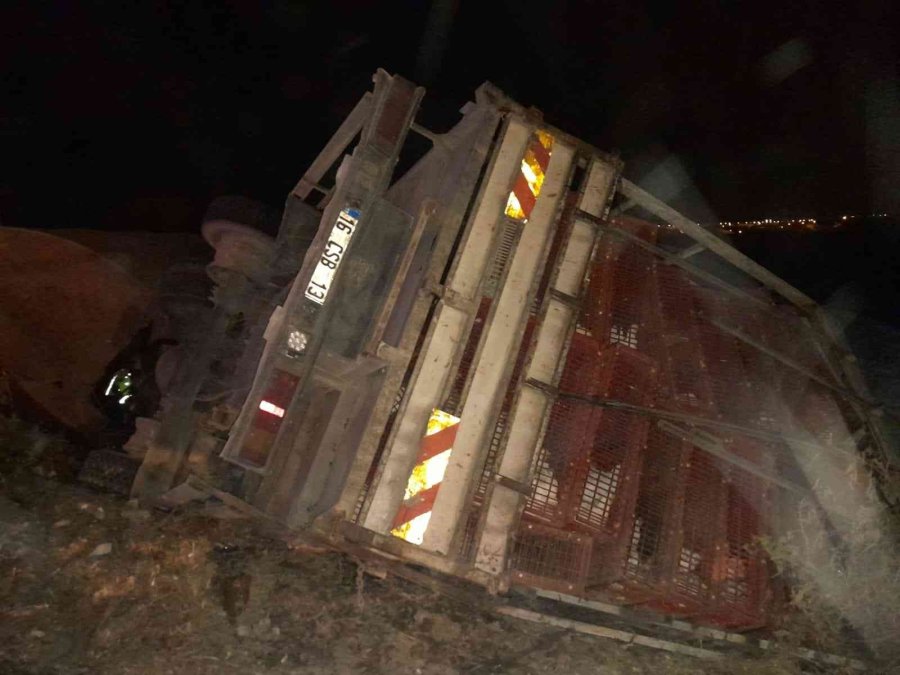 Kabinde Sıkışan Kamyon Sürücüsü İçin Seferber Oldular