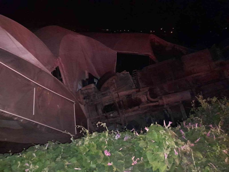 Kabinde Sıkışan Kamyon Sürücüsü İçin Seferber Oldular