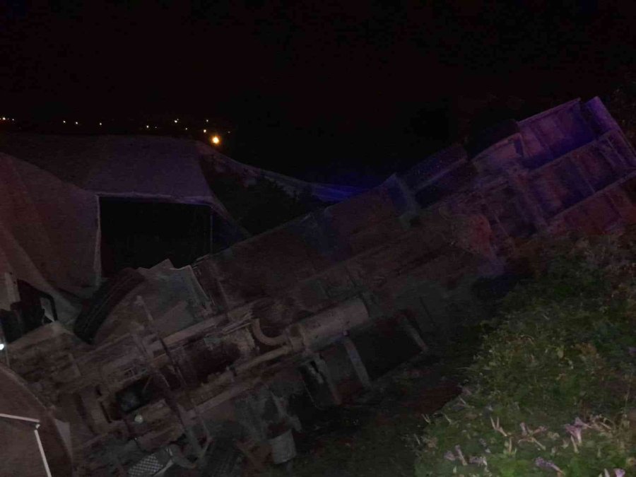 Kabinde Sıkışan Kamyon Sürücüsü İçin Seferber Oldular