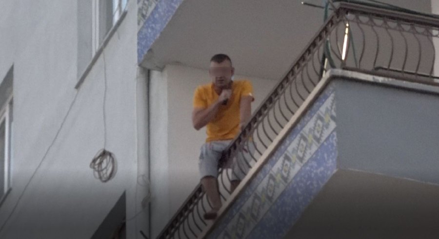 Çocuklarını Odaya Kilitledi, Balkondan Bıçakla Dehşet Saçtı