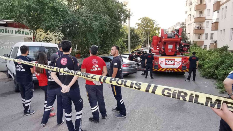 Çocuklarını Odaya Kilitledi, Balkondan Bıçakla Dehşet Saçtı