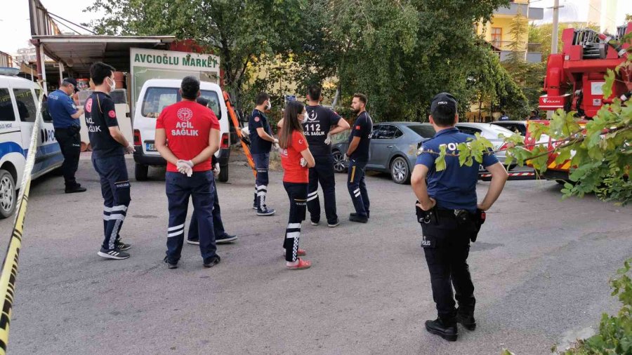 Çocuklarını Odaya Kilitledi, Balkondan Bıçakla Dehşet Saçtı