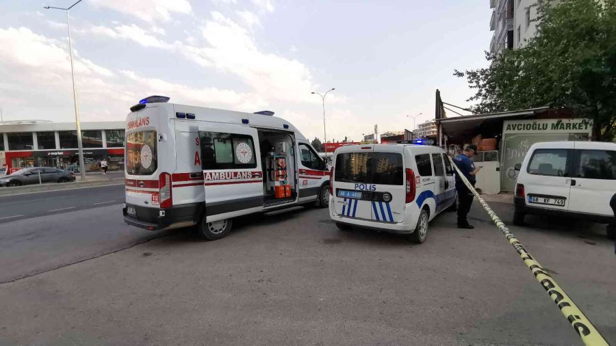 Çocuklarını Odaya Kilitledi, Balkondan Bıçakla Dehşet Saçtı