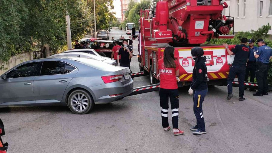 Çocuklarını Odaya Kilitledi, Balkondan Bıçakla Dehşet Saçtı