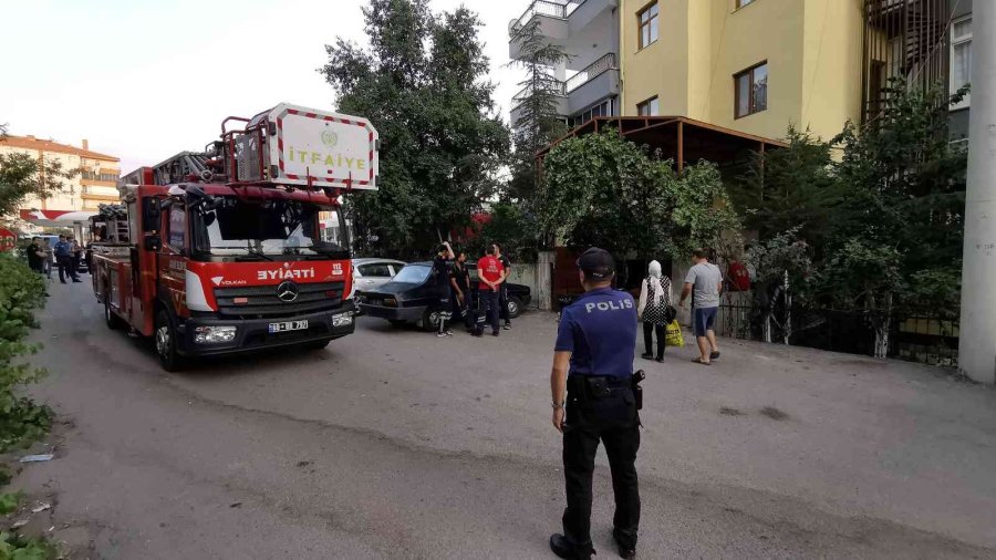 Çocuklarını Odaya Kilitledi, Balkondan Bıçakla Dehşet Saçtı
