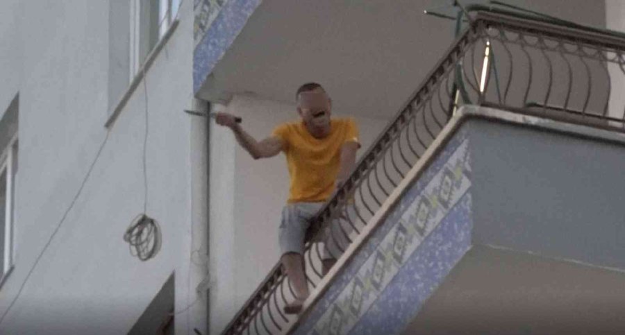 Çocuklarını Odaya Kilitledi, Balkondan Bıçakla Dehşet Saçtı