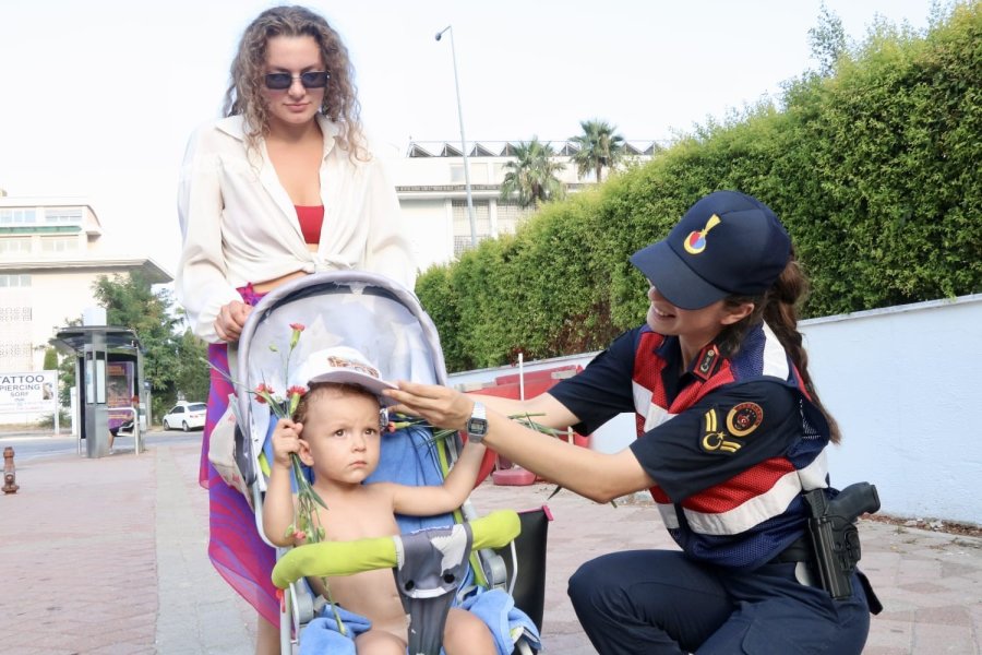 Jandarmadan Turistlere Bilgilendirici Trafik Eğitimi