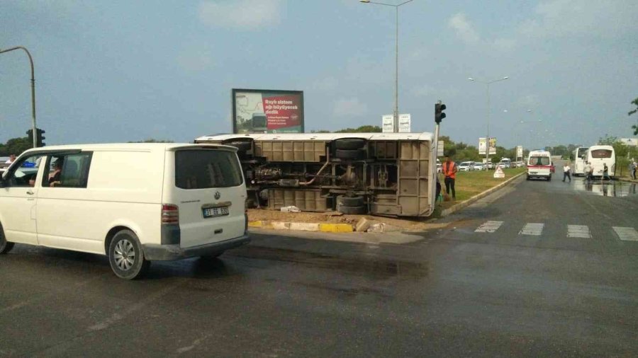 Antalya’da Servis Midibüsü Devrildi: 6 Yaralı