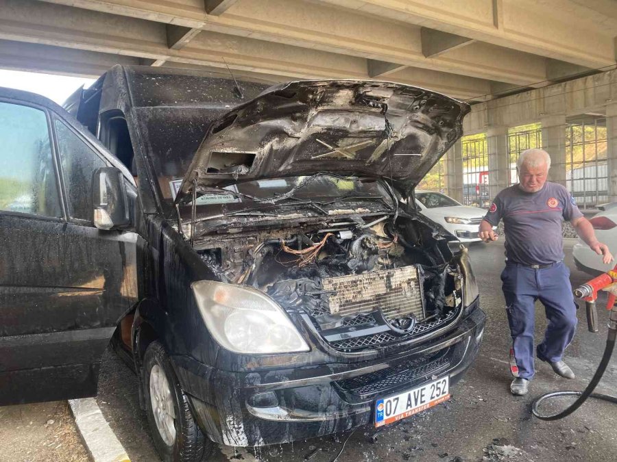 Antalya’da Turistleri Taşıyan Minibüs Alev Aldı