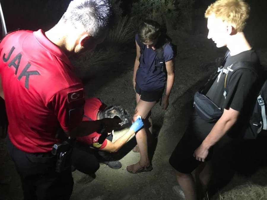 Likya Yolunda Mahsur Kalan 2 Turisti Jak Timi Kurtardı