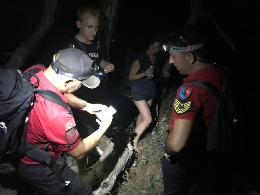 Likya Yolunda Mahsur Kalan 2 Turisti Jak Timi Kurtardı