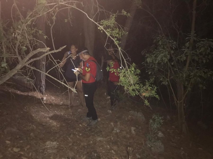 Likya Yolunda Mahsur Kalan 2 Turisti Jak Timi Kurtardı