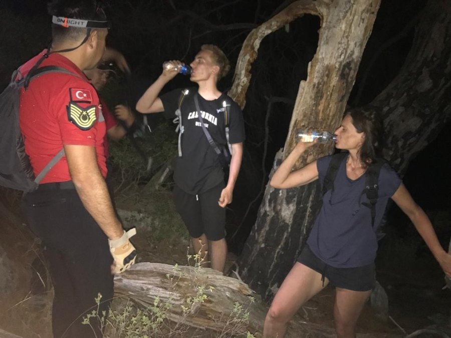 Likya Yolunda Mahsur Kalan 2 Turisti Jak Timi Kurtardı