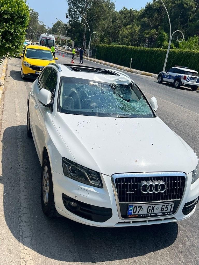 Antalya’da İki Otomobilin Çarptığı Genç Kız Hayatını Kaybetti