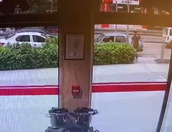 Altın Ve Para Bulamayınca Çaldığı Otomobili Bırakıp Kaçtı