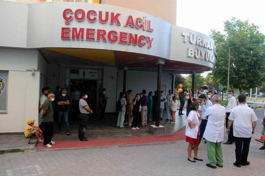 Hasta Yakınları Acil Serviste Güvenlik Görevlisine Saldırdı