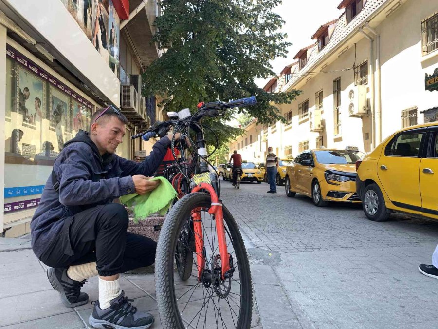 Bisikleti İle Taksici Gibi Mesai Yapıyor