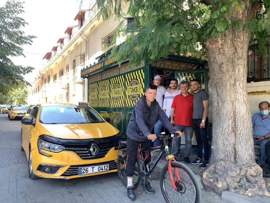 Bisikleti İle Taksici Gibi Mesai Yapıyor