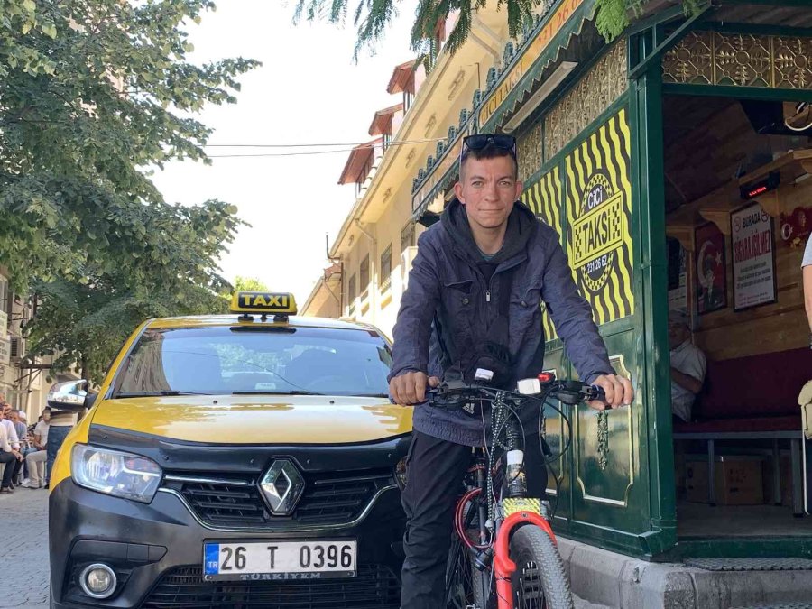 Bisikleti İle Taksici Gibi Mesai Yapıyor