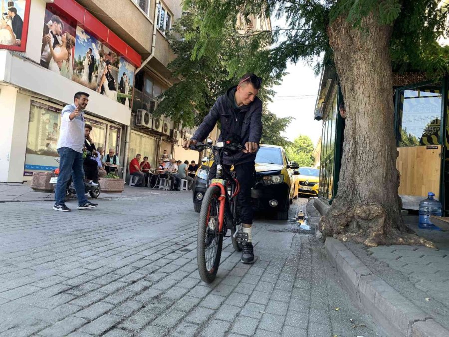 Bisikleti İle Taksici Gibi Mesai Yapıyor