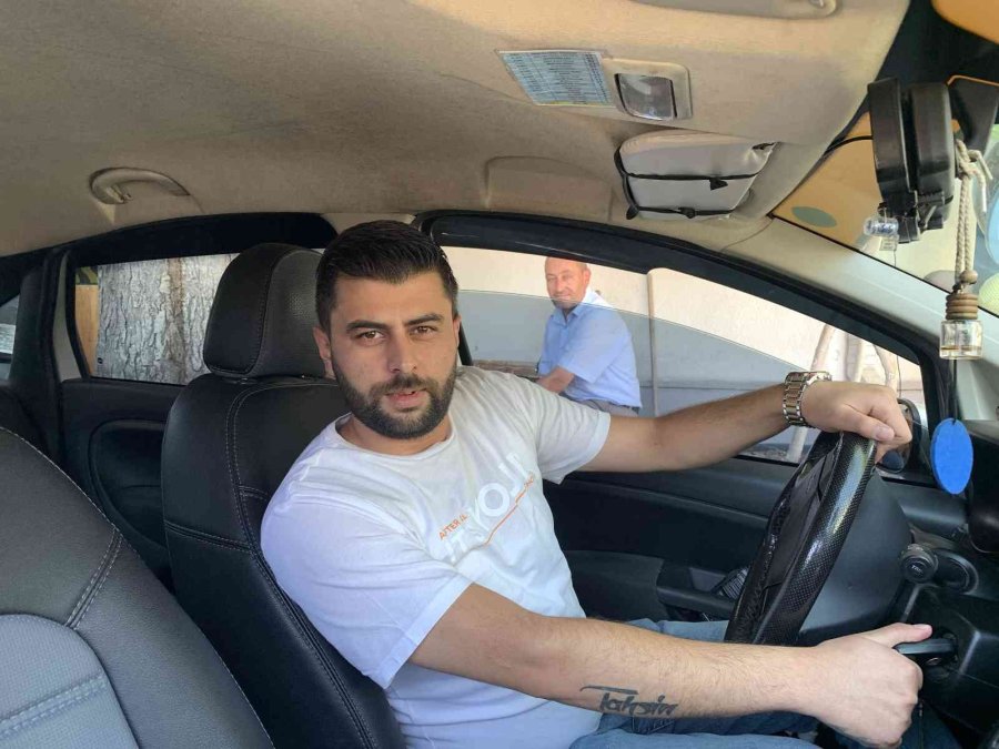 Bisikleti İle Taksici Gibi Mesai Yapıyor