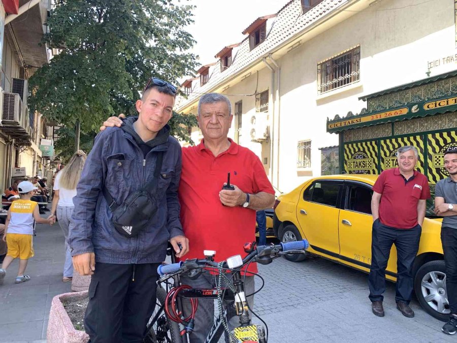 Bisikleti İle Taksici Gibi Mesai Yapıyor