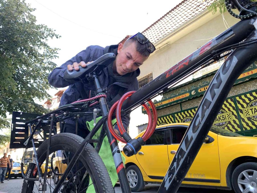 Bisikleti İle Taksici Gibi Mesai Yapıyor