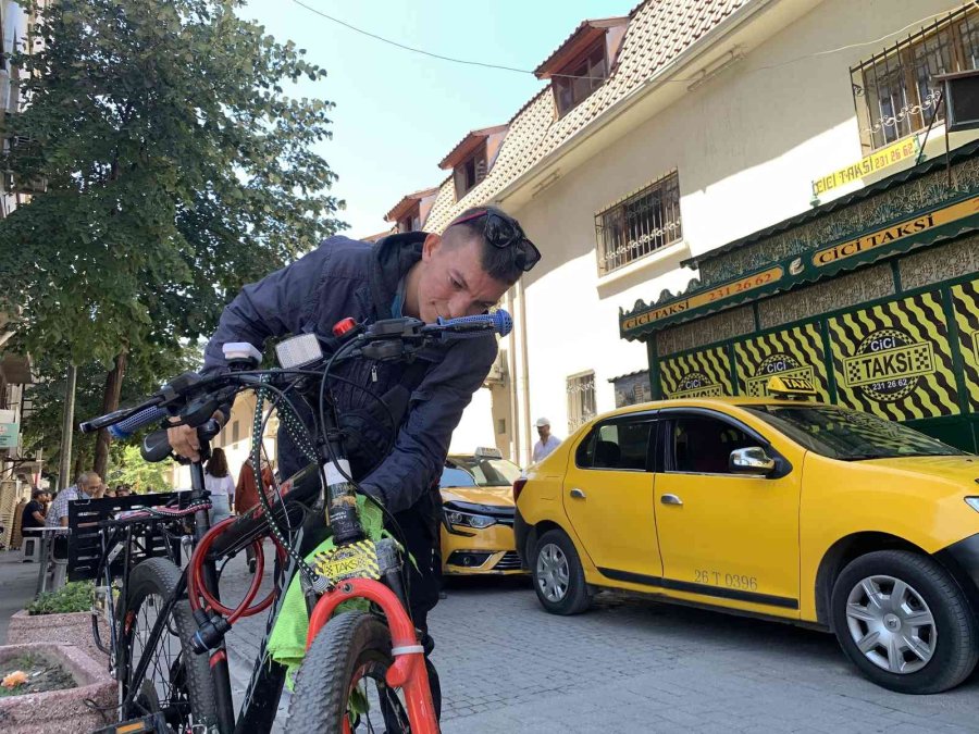 Bisikleti İle Taksici Gibi Mesai Yapıyor