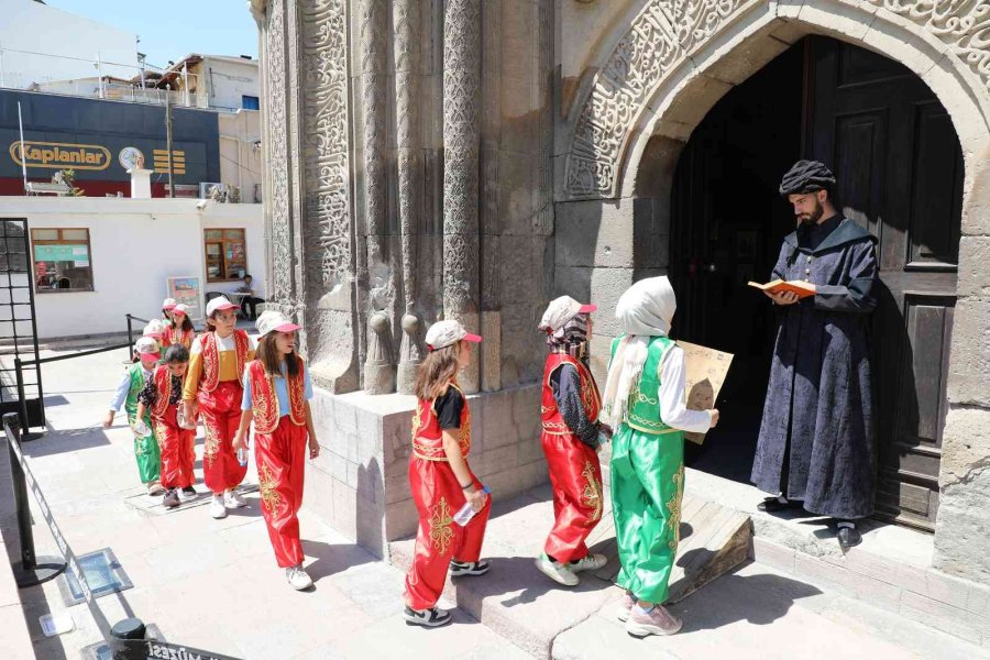 Genç Komek Öğrencileri Şehrin Kalbinde Yolculuk Yapıyor