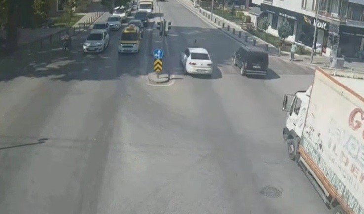 Kırmızı Işıkta Durmayan Bisikletliye Otomobilin Çarpması Kamerada