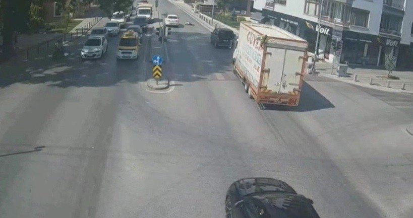 Kırmızı Işıkta Durmayan Bisikletliye Otomobilin Çarpması Kamerada