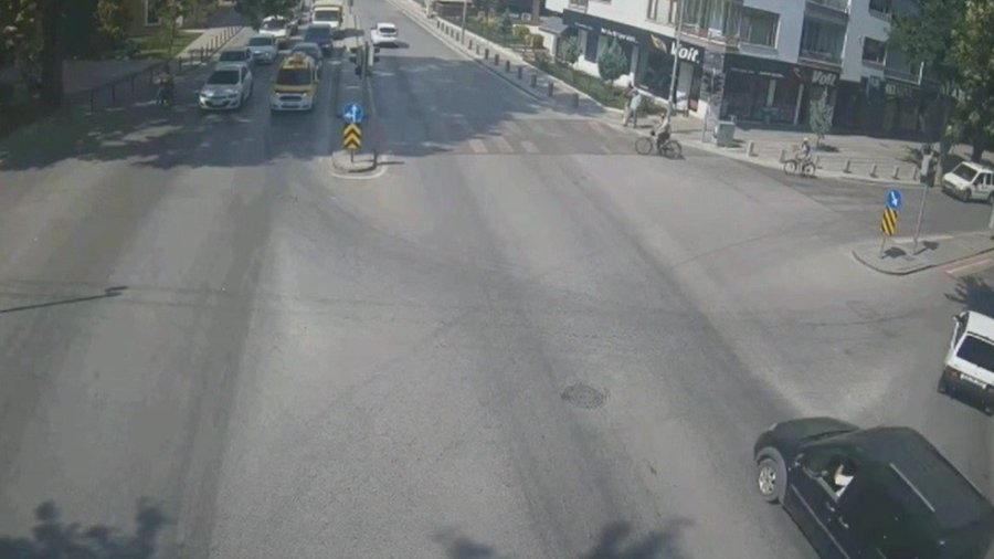 Kırmızı Işıkta Durmayan Bisikletliye Otomobilin Çarpması Kamerada
