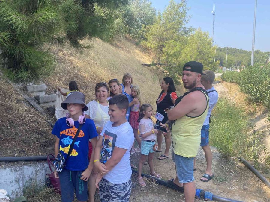 Antalya’da Turistleri Taşıyan Minibüs Alev Aldı