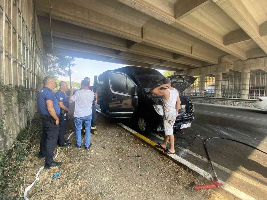 Antalya’da Turistleri Taşıyan Minibüs Alev Aldı