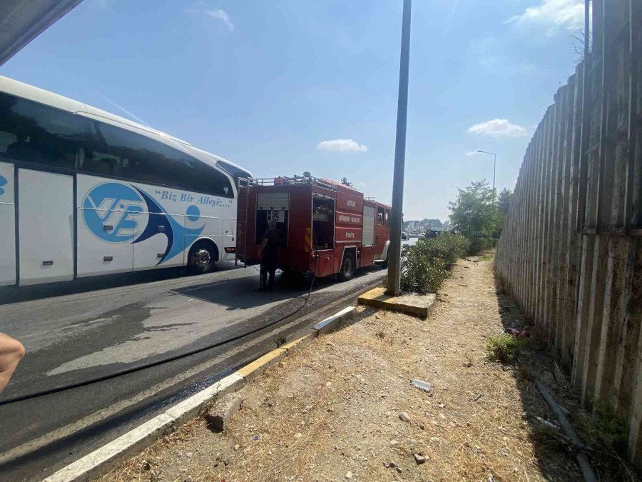 Antalya’da Turistleri Taşıyan Minibüs Alev Aldı