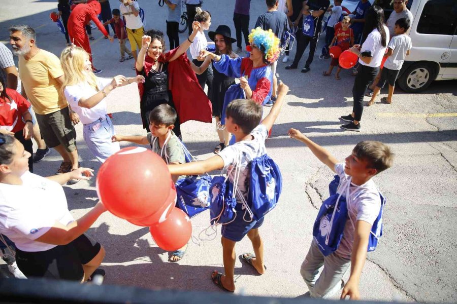 Büyükşehir Belediyesi Gençlik Meclisi Üyeleri Çocuklarla Futbol Maçı Yaptı