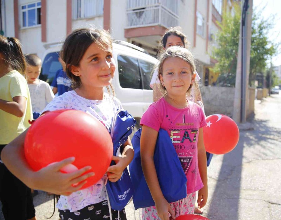 Büyükşehir Belediyesi Gençlik Meclisi Üyeleri Çocuklarla Futbol Maçı Yaptı