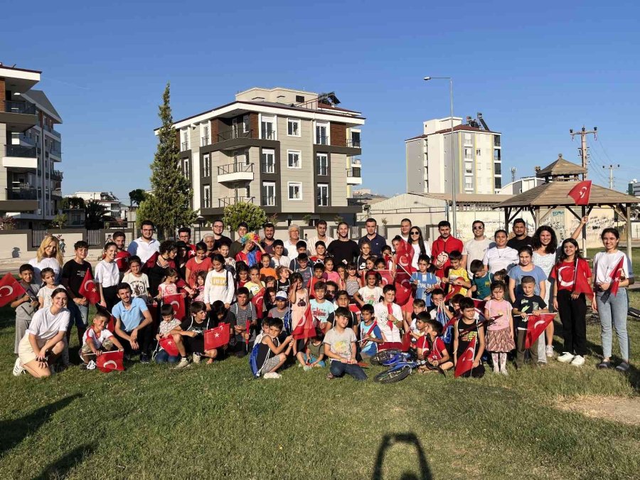 Büyükşehir Belediyesi Gençlik Meclisi Üyeleri Çocuklarla Futbol Maçı Yaptı